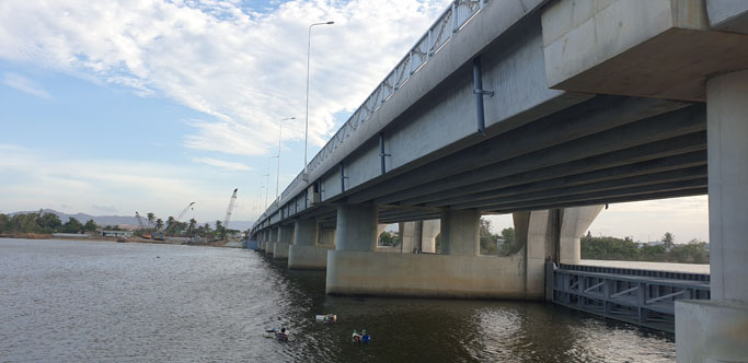Cầu đập ngăn mặn sông Dinh Phan Rang